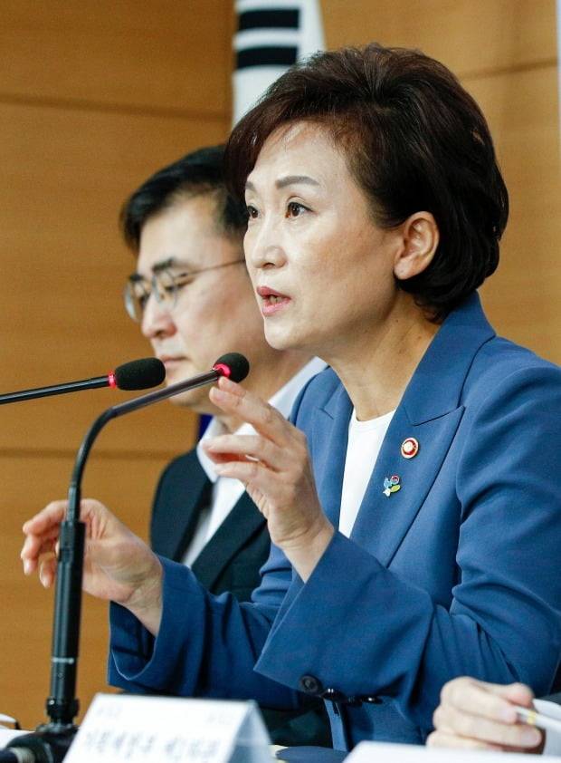 김현미 국토교통부 장관이 17일 오전 서울 종로구 정부서울청사에서 주택시장 과열요인 관리방안(6·17대책) 발표하고 있다.(사진=뉴스1)