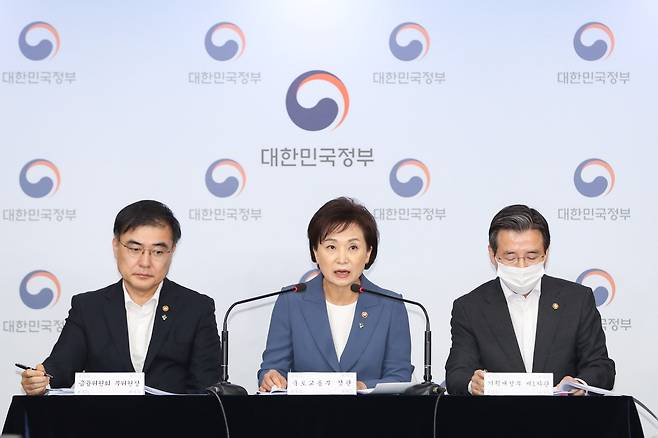 김현미 국토교통부장관(가운데)이 17일 관계부처 합동 부동산 대책을 발표하고 있다. 국토부 제공