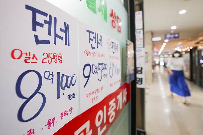 정부가 ‘갭투자’ 원천 차단과 법인의 종부세 부담 인상 등의 부동산 대책을 발표한 17일 서울 송파구 잠실동의 한 부동산 중개업소 창문에 전세 가격 안내문이 붙어 있다. 연합뉴스