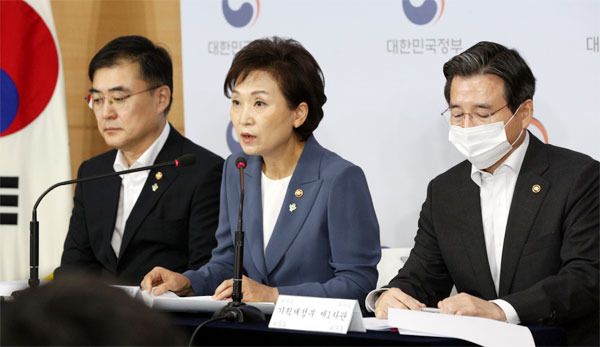 17일 정부청사 브리핑실에서 김현미 국토교통부 장관(가운데)이 손병두 금융위원회 부위원장(왼쪽), 김용범 기획재정부 1차관과 함께 `6·17 부동산대책`을 발표하며 "필요하다면 언제든지 강력하고 즉각적인 조치를 이어나가겠다"고 밝혔다. [이승환 기자]