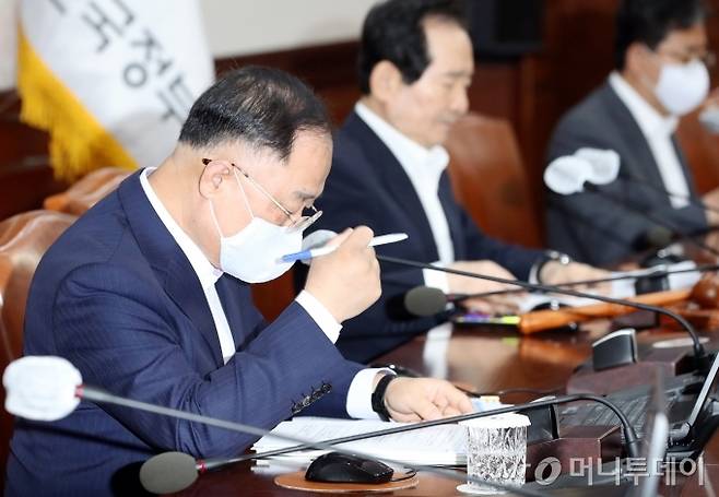 홍남기 경제부총리 겸 기획재정부 장관이 3일 종로구 정부서울청사에서 열린 임시 국무회의에서 자료를 살피고 있다. 정부는 이날 임시 국무회의에서 '2020년도 제3회 추가경정예산안'과 그에 따른 고용보험기금 등 기금운용계획변경안 등 37건을 의결할 예정이다. / 사진=이기범 기자 leekb@