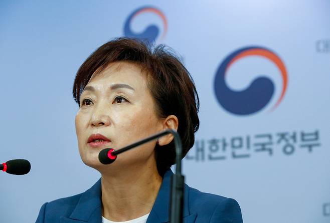 김현미 국토교통부 장관이 17일 오전 서울 종로구 정부서울청사에서 주택시장 과열요인 관리방안(6·17대책)을 발표하고 있다. /사진제공=뉴스1