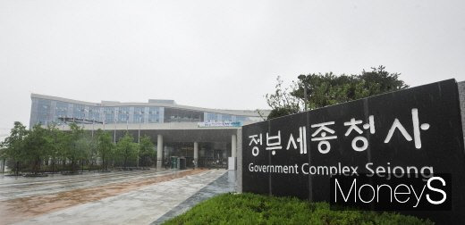 문재인정부 들어 총 21번째 부동산대책은 투기과열지구를 확대하고 대출과 청약 규제를 강화하는 내용이 될 것으로 보인다. 수도권 대부분 지역이 조정대상지역으로 묶이고 법인의 부동산 투자에 대한 규제도 강화하는 내용을 담을 전망이다. /사진=머니S