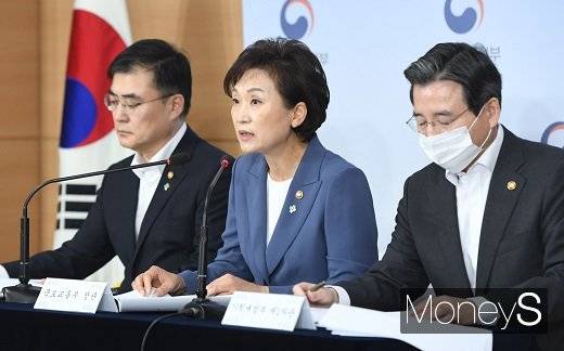 국토교통부와 기획재정부 등은 17일 관계부처 합동으로 '주택시장 안정을 위한 관리방안'을 발표했다. 이번 대책은 부동산 규제지역의 확대와 대출규제에 초점이 맞춰졌다. /사진=장동규 기자