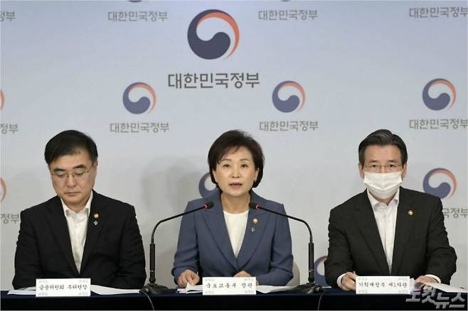 김현미 국토교통부 장관이 17일 서울 종로구 정부서울청사 브리핑실에서 손병두 금융위원회 부위원장(왼쪽), 김용범 기획재정부 1차관과 함께 6.17 부동산 대책 ‘주택시장 안정을 위한 관리방안’을 발표하고 있다. (사진=이한형 기자)