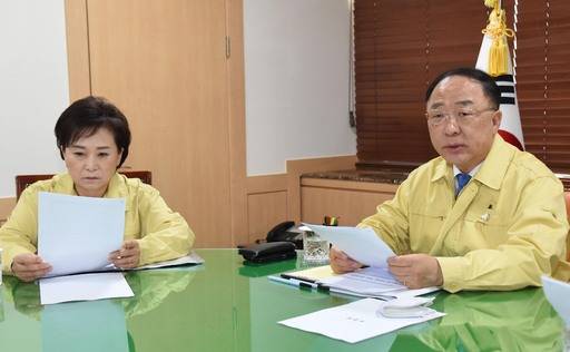 홍남기 부총리 겸 기획재정부 장관이 17일 서울 종로구 정부서울청사에서 관계장관회의(녹실회의)를 개최해 최근 부동산시장 동향을 점검하고 대응방안을 논의하고 있다. 뉴시스