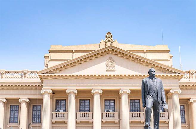 옛 국회의사당 앞 D. S. 세나나야케 실론(Ceylon) 초대 총리의 조각상