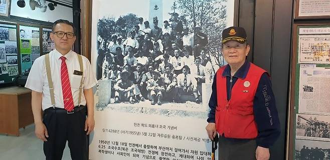 학도병 이경종씨와 아들 규원씨 (인천=연합뉴스) 강종구 기자 = 학도병 이경종씨와 아들 규원씨가 인천 학생 6·25 참전관에서 포즈를 취하고 있다. 아버지는 전우들의 참전 자료를 수집하고, 치과 의사인 아들은 이 자료로 참전관을 운영하고 있다. 2020.6.17 inyon@yna.co.kr