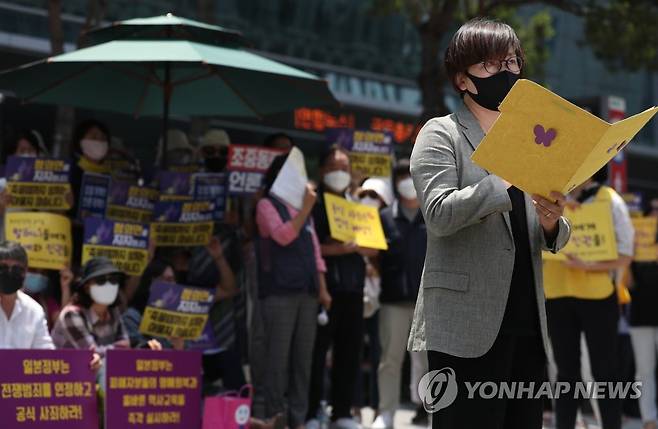 발언하는 이나영 정의기억연대 이사장 (서울=연합뉴스) 류효림 기자 = 이나영 정의기억연대(정의연) 이사장이 17일 오후 서울 종로구 옛 주한 일본대사관 앞에서 열린 '제1444차 일본군 위안부 피해자 문제해결을 위한 정기 수요시위'에서 발언하고 있다. 2020.6.17 ryousanta@yna.co.kr