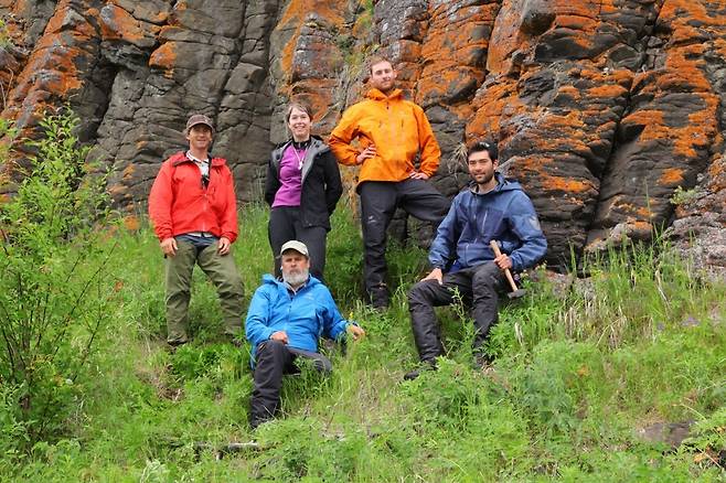 안가라강 인근 화산 쇄설암 절벽 앞의 연구진 [Scott Simper 제공/ 재판매 및 DB 금지]