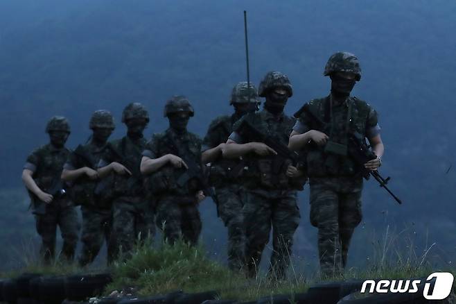 북한군 총참모부가 금강산 관광지구와 개성공단에 병력 배치를 예고한 17일 오후 인천 옹진군 연평도에서 해병대 장병들이 해안선을 순찰하고 있다. 2020.6.17/뉴스1 © News1 구윤성 기자