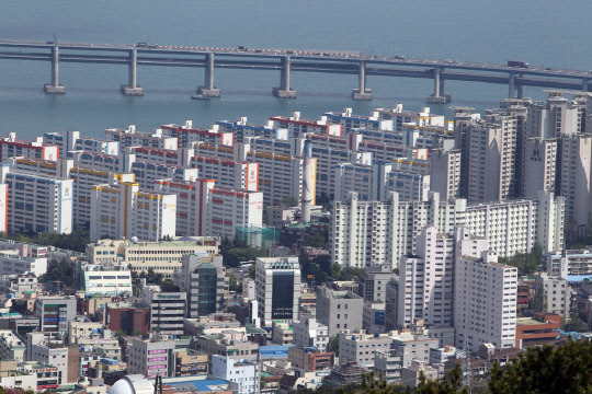 정부가 21번째 부동산 대책을 지난 17일 발표하면서, 부동산 규제를 피해 또다시 풍선효과가 나타날 것이라는 우려도 제기되고 있다. 사진은 부산 수영구 일대 아파트 단지들의 모습.



연합뉴스