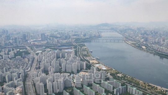 정부가 집값을 잡겠다며 고강도 규제 대책을 예고했지만 사정권에 든 지역들은 집값 상승폭을 더 키웠다. 사진은 서울 송파구 롯데월드타워 서울 스카이전망대에서 바라본 잠실 아파트 모습.



연합뉴스