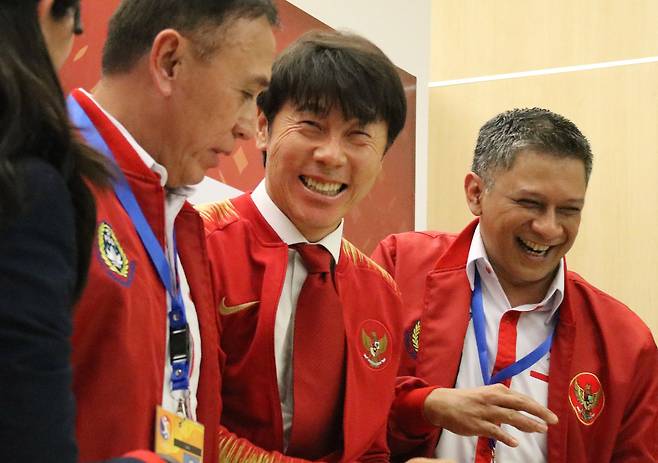 지난해 12월28일 인도네시아 축구대표팀 감독을 수락하는 계약서에 서명한 뒤 포즈를 취하는 신태용 감독. [연합뉴스]