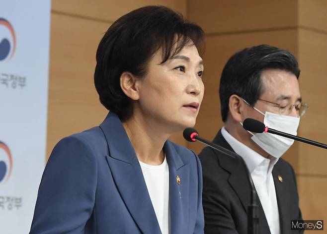 지난 17일 국토교통부와 기획재정부 등 정부부처가 합동으로 부동산 규제지역 확대와 주택담보대출비율(LTV) 제한 등의 내용을 담은 6·17부동산대책을 발표했다. 김현미 국토교통부 장관(왼쪽)이 브리핑을 열고 부동산대책 내용을 설명하고 있다. /사진=장동규 기자