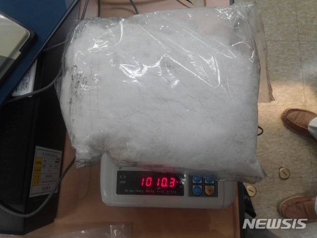 [인천=뉴시스] 정일형 기자=1㎏상당의 필로폰(사진은 인천지검 제공)