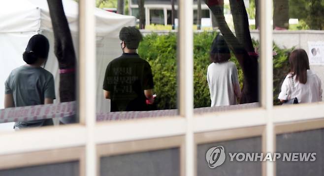 '거리 두기 언제 끝나려나' (부천=연합뉴스) 수도권 지역에 신종 코로나바이러스 감염증(코로나19) 확진자가 속출한 2020년 6월 17일 오후 경기도 부천시 오정구 오정구보건소 선별진료소에 검체 검사를 받으러 온 시민들이 거리 두기를 유지하며 서 있다. [연합뉴스 자료사진]