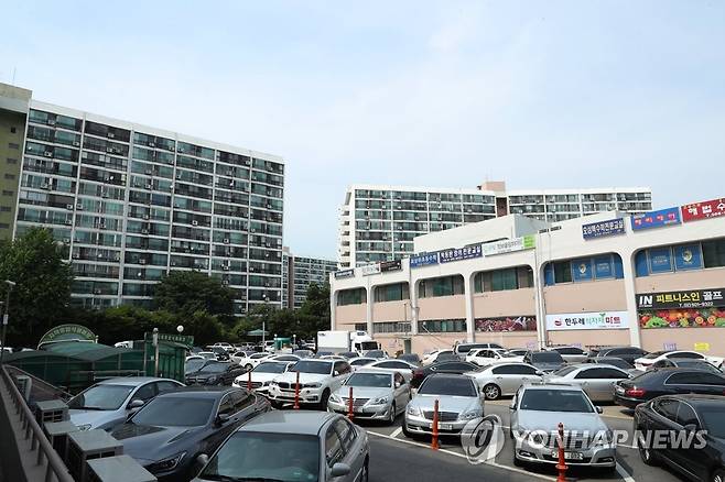 규제 강화된 부동산 시장 (서울=연합뉴스) 정하종 기자 = 정부가 주택시장 안정을 위한 관리방안을 발표한 17일 오후 서울 강남구 대치동 은마아파트 단지. 2020.6.17 chc@yna.co.kr