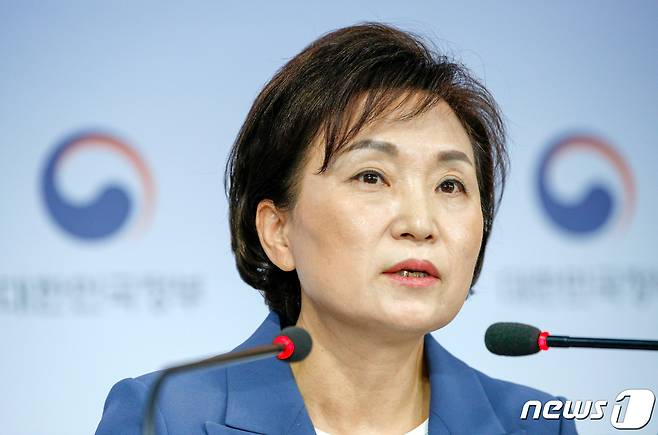 김현미 국토교통부 장관이 17일 오전 서울 종로구 정부서울청사에서 주택시장 과열요인 관리방안(6·17대책)을 발표하고 있다.2020.6.17/뉴스1 © News1 안은나 기자