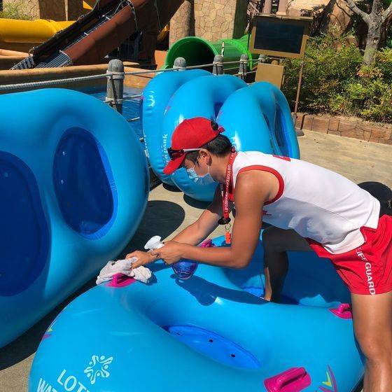 롯데워터파크는 이용자가 튜브에서 내리면 즉시 소독에 들어간다. [사진 각 업체]