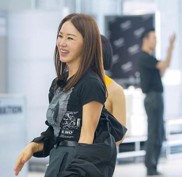 가수 겸 배우 엄정화가 최근 자신의 인스타그램을 통해 '집사부일체' 촬영장 사진을 공개했다. /사진=엄정화 인스타그램 캡처