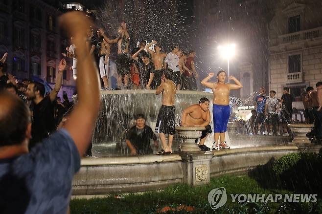 나폴리의 코파 이탈리아 우승을 축하하며 분수에 몸을 적시는 팬들. 2020.6.17. [AFP=연합뉴스]