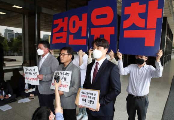 지난 15일 오전 서울 서초구 서울중앙지방검찰청 입구에서 열린 종합편성채널 채널A 협박성 취재 및 검찰-언론 유착 의혹 사건 관련 추가고발 기자회견에서 김서중 민주언론시민연합 상임공동대표가 발언하고 있다.(사진=연합뉴스)