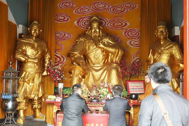 관우사 정전의 관우와 두 아들 관평과 관흥.