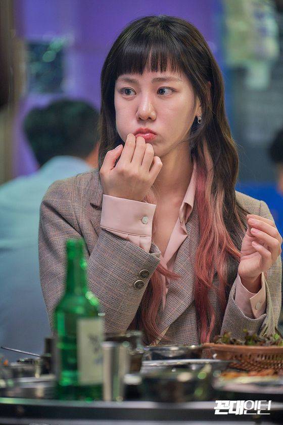 극 중 유행에 민감한 먹깨비로 나오는 덕에 유난히 먹는 장면이 많다. [사진 MBC]