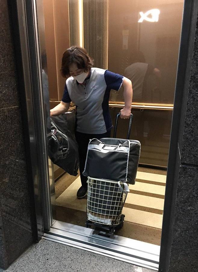 김정원 케어솔루션 매니저가 관리에 필요한 물품들을 가지고 엘리베이터에 타고 있다./이하늬 기자