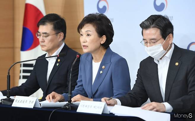 정부가 부동산시장 과열 차단을 위한 대책을 지난 17일 발표했다. 사진은 손병두(왼쪽부터) 금융위원회 부위원장, 김현미 국토부 장관, 김용범 기재부 1차관.  /사진=장동규 기자