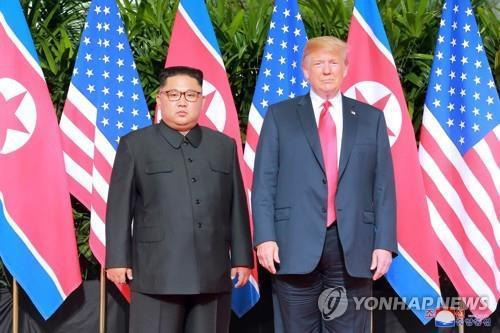 2018년 6월 12일 싱가포르에서 함께 선 김정은 국무위원장과 도널드 트럼프 대통령 [연합뉴스 자료사진] [국내에서만 사용가능. 재배포 금지. For Use Only in the Republic of Korea. No Redistribution] photo@yna.co.kr