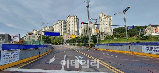 6월 초 남양주 진접지구 내 진접선 가칭 진접광릉숲역 건설현장 뒤로 보이는 아파트가 진접 신도브래뉴(사진=김용운 기자)