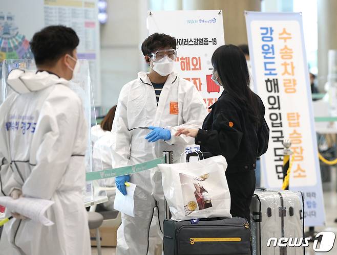 인천국제공항 입국장에서 검역 관계자들이 입국자들에게 안내를 하고 있다./뉴스1 © News1 신웅수 기자