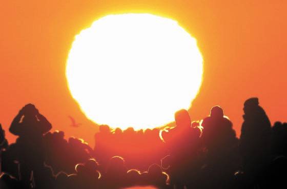 지구에 생명이 가득한 것은 기울어진 지구 자전축 덕분이다. 부산 해운대구 해운대해수욕장의 2020년 경자년(庚子年) 새해 일출. [뉴시스]