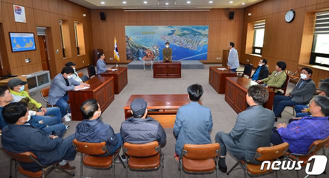 7일 오전 경북 포항지방해양수신청에서 포항~울릉도 정기 여객선 썬플라워호를 대신해 투입할 대체 선박인 엘로도라호 운항을 두고 울릉주민들이 지일구 청장과 비공개 간담회를 갖고 있다. 포항지방해양수산청은 5월 중순까지 대체선박 운항 여부에 대해 답을 주기로 한 것으로 알려졌다. 2020.5.7/뉴스1 © News1 최창호 기자