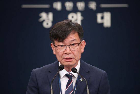 김상조 청와대 정책실장이 21일 오후 춘추관에서 부동산 대책과 일본수출규제 대응,  한국판 뉴딜, 추경 등 현안에 대해 브리핑을 하고 있다. [이미지출처=연합뉴스]