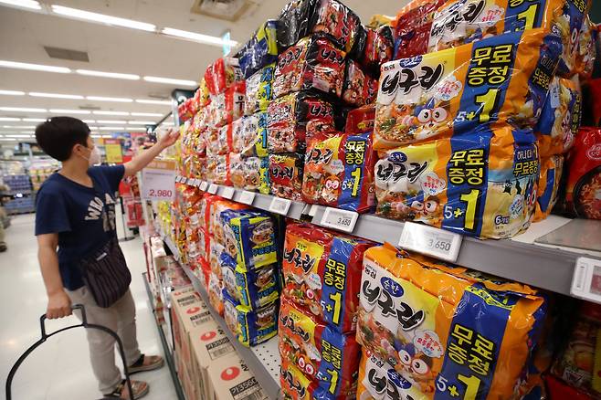 21일 한 대형마트에서 시민이 묶음 포장된 라면을 보고 있다. 연합뉴스