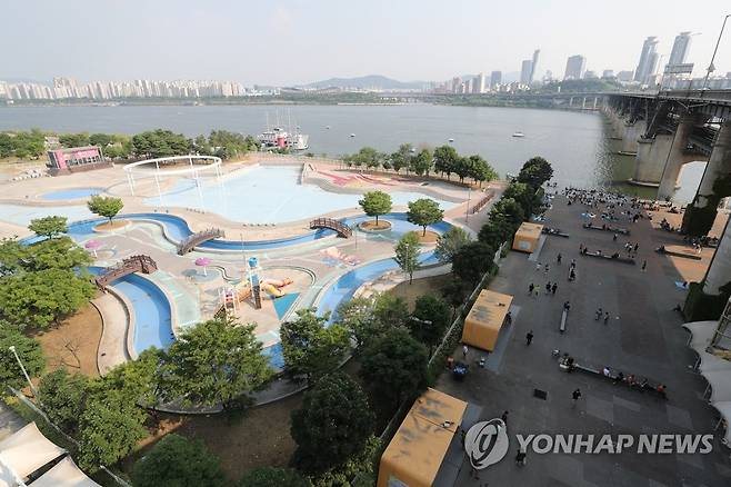 코로나19 재확산에 한강공원 수영장 개장 잠정 연기 (서울=연합뉴스) 임화영 기자 = 21일 오후 신종 코로나바이러스 감염증(코로나19) 재확산으로 개장을 잠정 연기한 서울 광진구 뚝섬한강공원 수영장이 텅 비어있다.       서울시 한강사업본부는 올해 수영장과 물놀이장 8곳 중 뚝섬·광나루·여의도 수영장과 난지·양화 물놀이장 등 5곳을 이달 26일 개장해 8월 23일까지 운영할 계획이었다.       그러나 코로나19 재확산으로 개장을 잠정 연기했으며 상황 변화를 종합적으로 검토해 개장 여부를 7월 중순 최종적으로 결정하기로 했다. 2020.6.21 hwayoung7@yna.co.kr