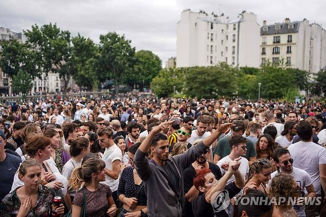 21일 파리 시내에서 열린 음악 축제를 즐기는 사람들 [AFP=연합뉴스]