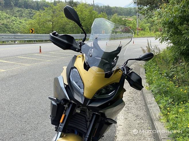 윈드스크린은 수동으로 2단 높이 조절이&nbsp;가능하다