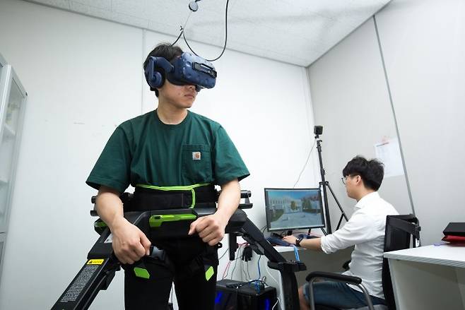 김승준 교수팀 연구원들이 장비를 통해 연구실 안에서 걸으며 VR을 통해 실제 공간을 걷는 듯한 체험을 하는 기술을 시연하고 있다. ⓒ동아사이언스