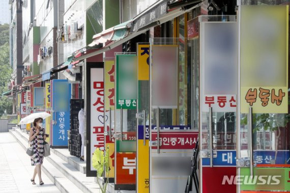 6.17부동산 대책으로 강남, 잠실, 대치, 삼성, 청담 등에 매물이 쏟아지자 대기 매수자들이 집도 안보고 매물을 사들이고 있다는 후문이다. 강남의 한 공인중개소 사무소.