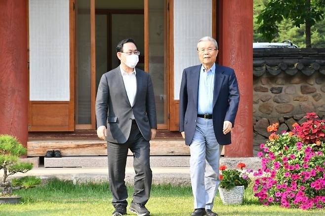 김종인 미래통합당 비상대책위원장(오른쪽)이 지난 20일 주호영 통합당 원내대표가 머물고 있는 속리산 법주사를 찾아 대화를 나누고 있다. 김성원 의원 페이스북 갈무리