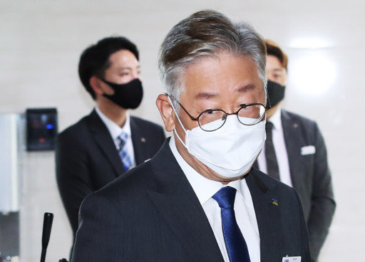 이재명 경기지사가 지난 18일 오후 경기도 수원시 경기도청에서 열린 6월 확대간부회의에 참석하고 있다. 연합뉴스