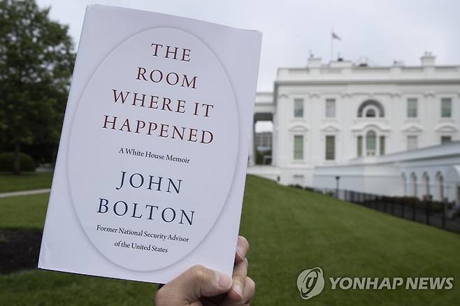 백악관 배경으로 촬영된 볼턴 회고록 표지 (워싱턴 AP=연합뉴스) 미국 백악관을 배경으로 18일(현지시간) 촬영된 존 볼턴 전 국가안보보좌관의 회고록 '그것이 일어난 방'의 표지. jsmoon@yna.co.kr