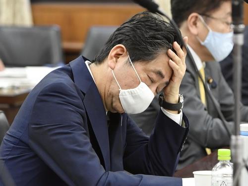 (도쿄 교도=연합뉴스) 아베 신조(安倍晋三) 일본 총리가 지난달 26일 참의원 후생노동위원에 출석해 질문을 듣고 있다.