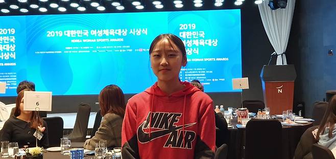 인터뷰하는 '육상 샛별' 양예빈 한국 육상의 희망 양예빈이 2019년 11월 26일 서울 노보텔 앰버서더 동대문에서 열린 2019 대한민국 여성체육대상 시상식에서 연합뉴스와 인터뷰하고 있다. [연합뉴스 자료사진]