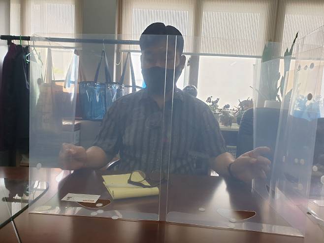 류근배 삼화폴리텍 대표가 휴대용 투명 위생 가림판을 책상에 펼쳐 보이고 있다. (사진=김호준 기자)