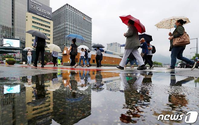 전국적으로 장맛비가 내린 24일 서울 종로구 광화문광장에서 우산을 쓴 시민들이 걸음을 재촉하고 있다. 2020.6.24/뉴스1 © News1 민경석 기자